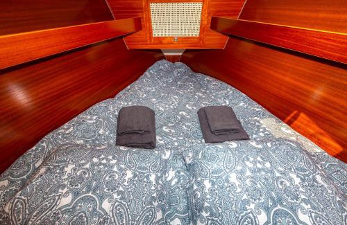 Belem Boat Rental | Stunning Boat 2 BEDROOMS, WC, high ceiling