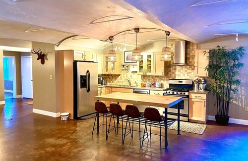 Albany Apartment | Stunning Bungalo-style Loft in Albany's Warehouse District!