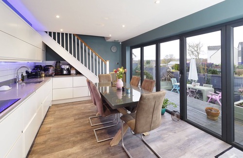 Petham House | Stunning Bungalow & Views Private Parking for 3 Cars & Tesla Power Point