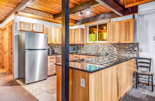 Union House | Stunning cabin near golf with cozy patio & game room with Ping Pong, board games