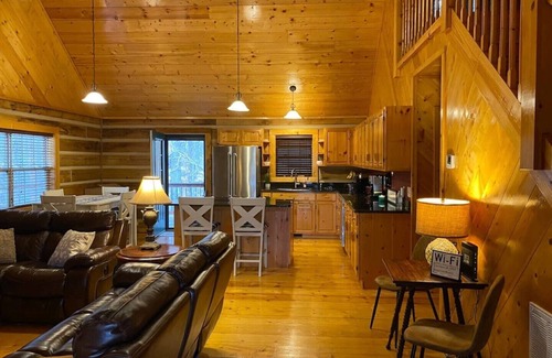 Cane Valley House | Stunning Cabin on Green River Lake