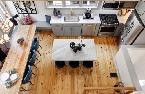 Dixon Park House | Stunning Carriage House | Heated Pool