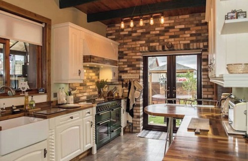 Levenmouth Villa | Stunning Central Villa by Golf Course & Beach