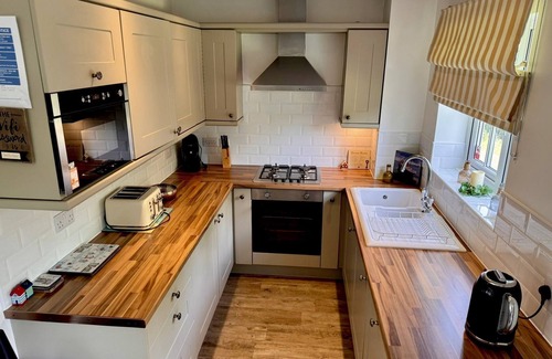 Filey Apartment | Stunning Coastal Cottage - Sleeping 5 in 2 Bedrooms - Pool and Beach Access Included.