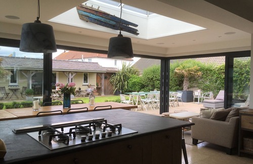 East Wittering House | Stunning Coastal home only 2min walk to Beach at Wittering, 10min walk to shops
