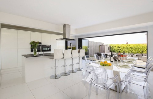 Newquay House | STUNNING CONTEMPORARY COASTAL HOLIDAY HOME WITH HOT TUB, SEA VIEWS AND PARKING