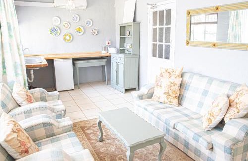 Himeville Apartment | Stunning Cosy cottages close to SaniPass mountains with Wifi and Dstv
