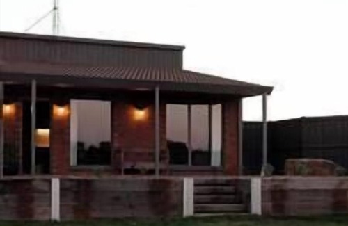 Warrnambool House | Stunning couples getaway - Outdoor cinema, baths and fire