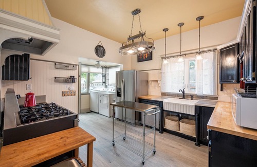 Columbia House | Stunning Craftsman Home: Parlor, GameRoom, EventRoom, Big Kitchen-100% Walkable!