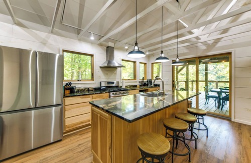 Howard Cabin | Stunning Culloden Cabin with Deck & Creek View!