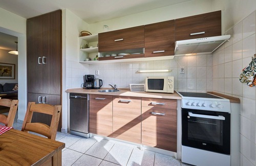 Starkov House | Stunning private villa with WIFI, pool, TV, patio, pets allowed, panoramic view and parking