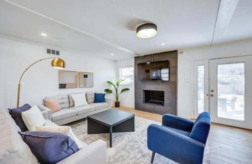 Northwest Dallas House | Stunning Dallas Home w Beautiful Yard Big Groups