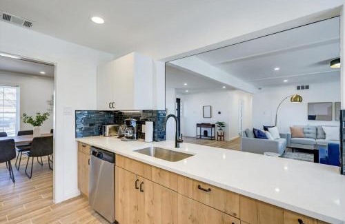 Northwest Dallas House | Stunning Dallas Home w Beautiful Yard Big Groups