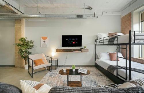 Downtown Dallas Apartment | Stunning Downtown Apartment with Pool, Laundry, Parking