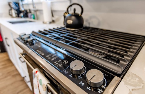 Hillcrest Condo | Stunning Dream Studio in Hillcrest! Hot Tub Parking AC Grill WashDryer KingBed