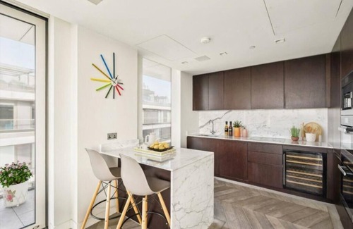 Riverside Apartment | Stunning Duplex Penthouse 2200 SqFt Sleeps 8 with Jacuzzi Rooftop Views City