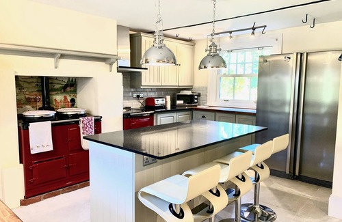 Cowbeech Villa | Stunning Estate sleeps 22 private parking & garden