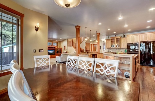 Montgomery Estates House | Stunning Forest Retreat - Walk to upper Truckee river!
