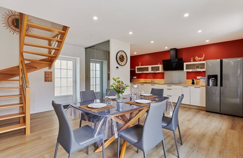 Creances House | Stunning villa for 4 guests with WIFI, TV, terrace, pets allowed and parking