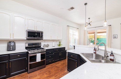 Elk Grove House | Stunning Hidden Haven w/Pool! Casa Industrial