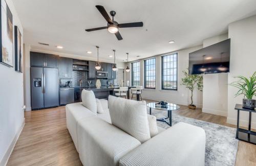 Deep Ellum Apartment | Stunning highrise downtwn Dallas