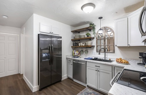 Branson House | Stunning Historic Home-Stone Wine Room-Romantic Outdoor Space-Free Tix-Close to Downtown Hollister