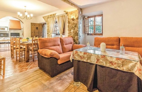 Mondron House | Stunning Holiday Home “Villa Godoy” with Wi-Fi, Garden