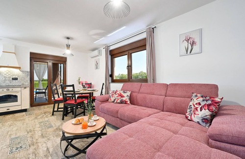 Pitomaca House | Stunning home in Pitomaca with WiFi