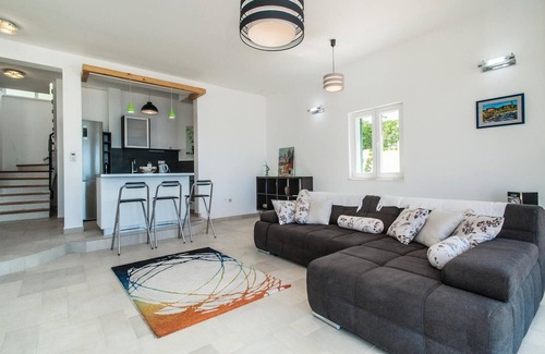 Sevid House | Stunning home in Sevid with kitchen