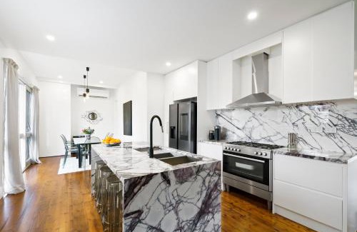 Williamstown Apartment | Stunning home - Walk to beach