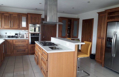 Claddaghduff Cottage | Stunning House 5 min walk from Omey strand - sleeps 8 guests in 4 bedrooms