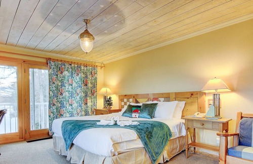 Georgina Apartment | Stunning Lake View guest rooms at Jackson Point (Boathouse)