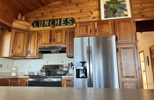 East Palmyra Cottage | Stunning Lake Views From This Artistic Getaway