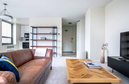 Lake View East Apartment | Stunning Lakeview 1BR w/Rooftop Pool, near Wrigley Field, by Blueground