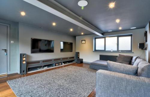 Great Leighs House | Stunning large house in Green Dunmow