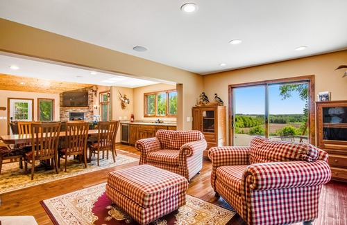 Wisconsin Dells Cabin | Stunning lodge with game room, balcony, central AC & washer/dryer