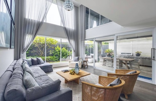 Rochedale House | Stunning & Luxurious 4-Bedroom Mansion @Rochedale