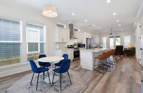 Leonidas House | Stunning Luxury Home 2 Blocks From Streetcar!