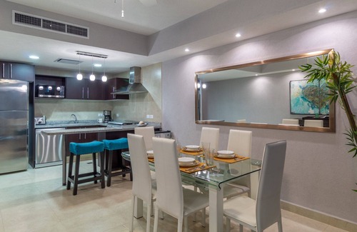 North Hotel Zone Condo | Stunning luxury apartment 22 f Grand Venetian
