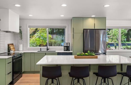 Lacey House | Stunning MCM in Lacey Sleeps 8+AC