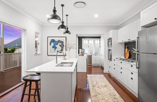 Greenslopes Apartment | Stunning Modern 1920’s house 4 mins from Brisbane CBD with enchanting City views