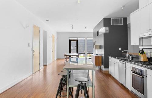 Butchertown Apartment | Stunning Modern Apt in Nulu