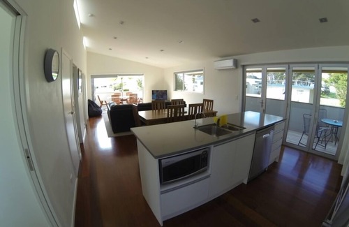 Whangamata House | Stunning modern house 150m from ocean beach