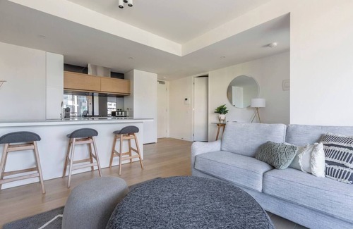Richmond North Apartment | Stunning Modern Style with a Gym Pool and Spa