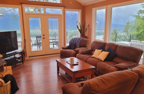 Deroche House | Stunning Mountain Home - Amazing Views & Hot Tub