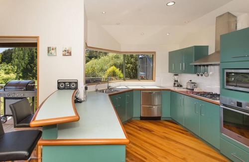 Tahunanui House | Stunning Nelson Holiday Home with Spa Pool