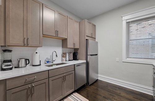 Lakewood-Balmoral Apartment | Stunning New Renovation 1BR/1BA in Andersonville