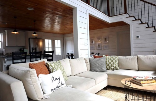 Lindseyville House | Stunning Nolin Lake Luxury Cabin w/hot tub, fireplace, swingset, and more!