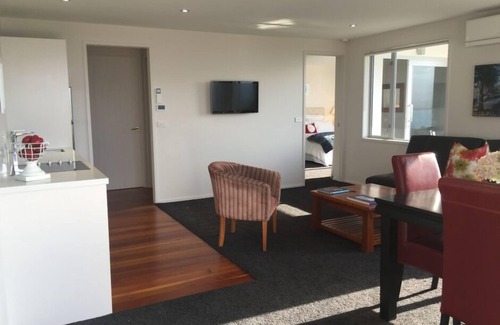 Bluff Hill Apartment | Stunning north-facing city and sea views