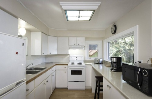 Otter Point House | Stunning ocean and mountain views on a peaceful, family-friendly acerage.